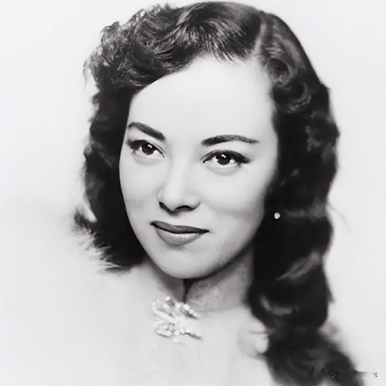 1945年，日本战败后，李香兰因汉奸罪被判处死刑。可是就在枪决前，她突然