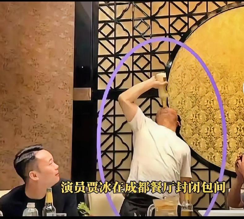 贾冰差一点步老B后尘，与战友聚会被偷拍上网，灵魂拷问：哥几个，以后还能坐一桌不？