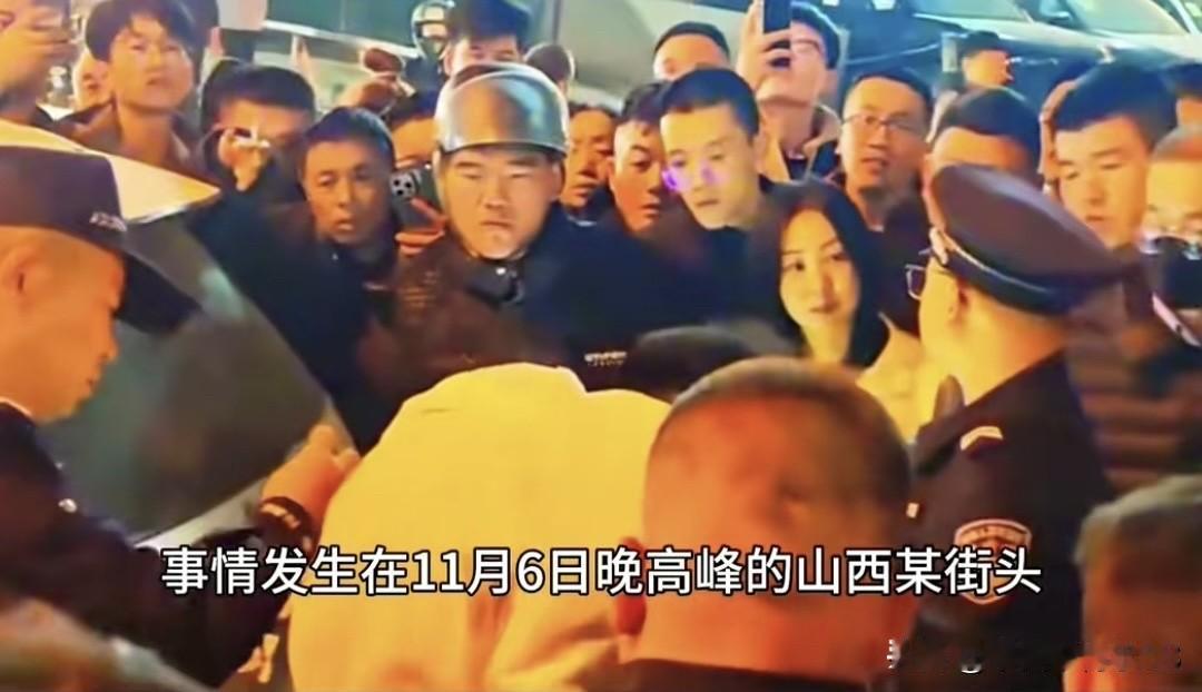 山西街头小偷遇“硬茬”女生，被暴打半小时钻车底喊警察救命在山西某街头晚高峰