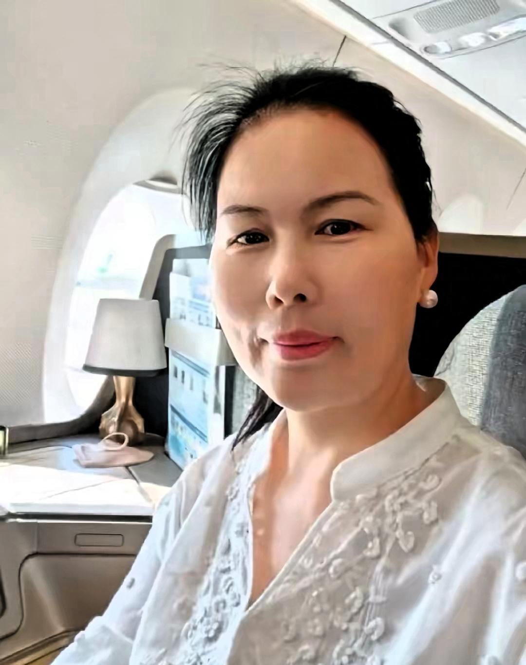 张家阿姨去留成谜，薪水与服务引争议。大家都在议论小杨阿姨，她在张兰家还干不干，