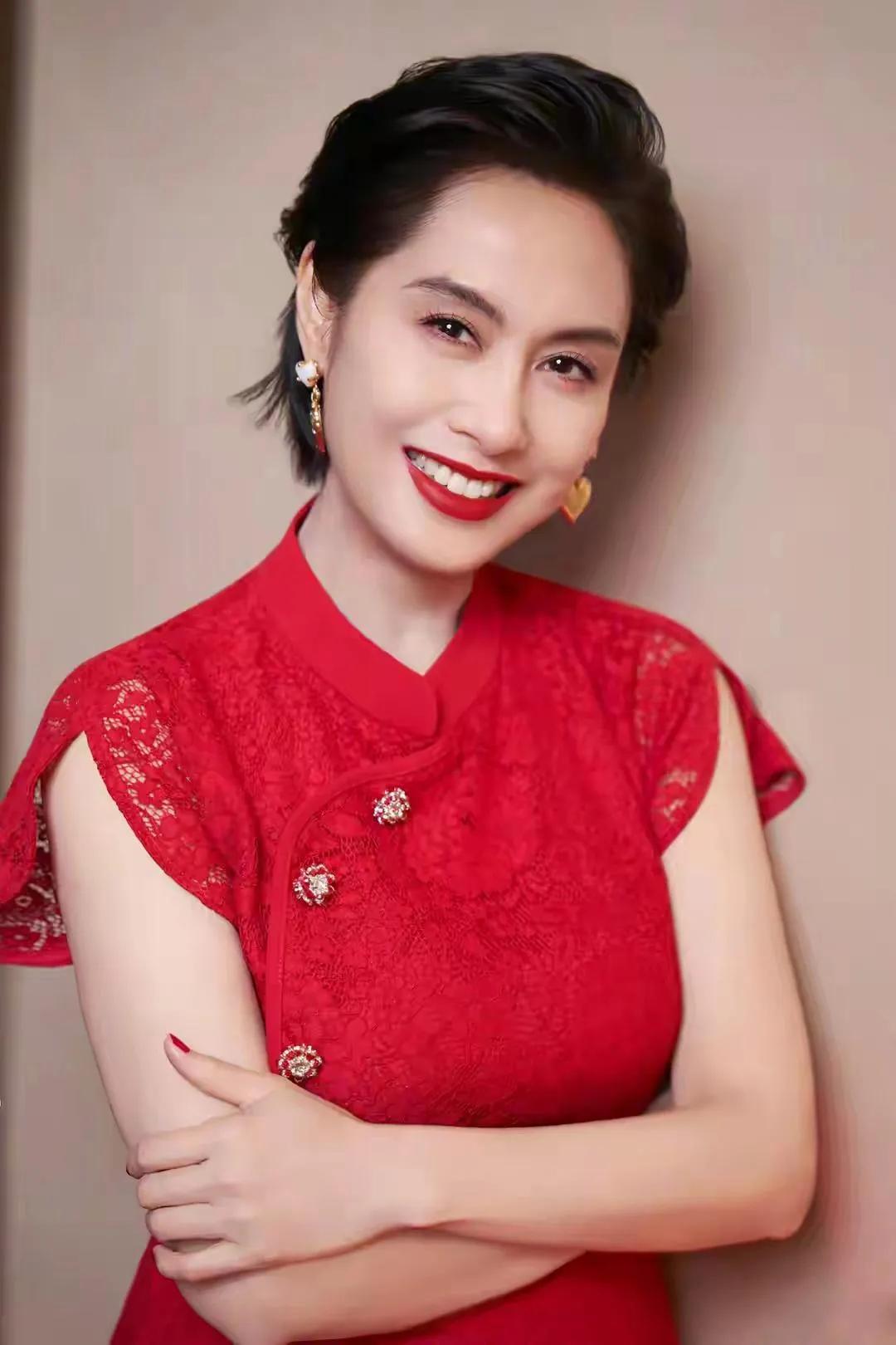 被朱茵的新年战衣美晕了！🧨这款红色蕾丝旗袍裙也太会选了，既保留了中式的温婉，
