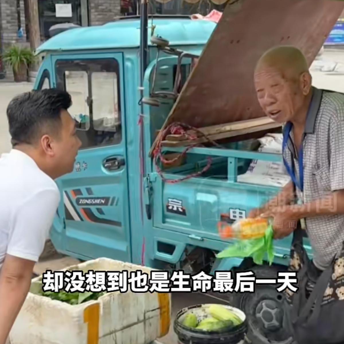 河南登封，81岁老人常年独自蹬三轮车进城摆摊卖自种蔬菜，辛苦养家，一名下乡助农的