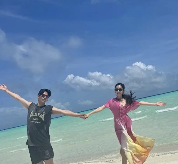 于晓光秋瓷炫马尔代夫度假海边甜蜜互动