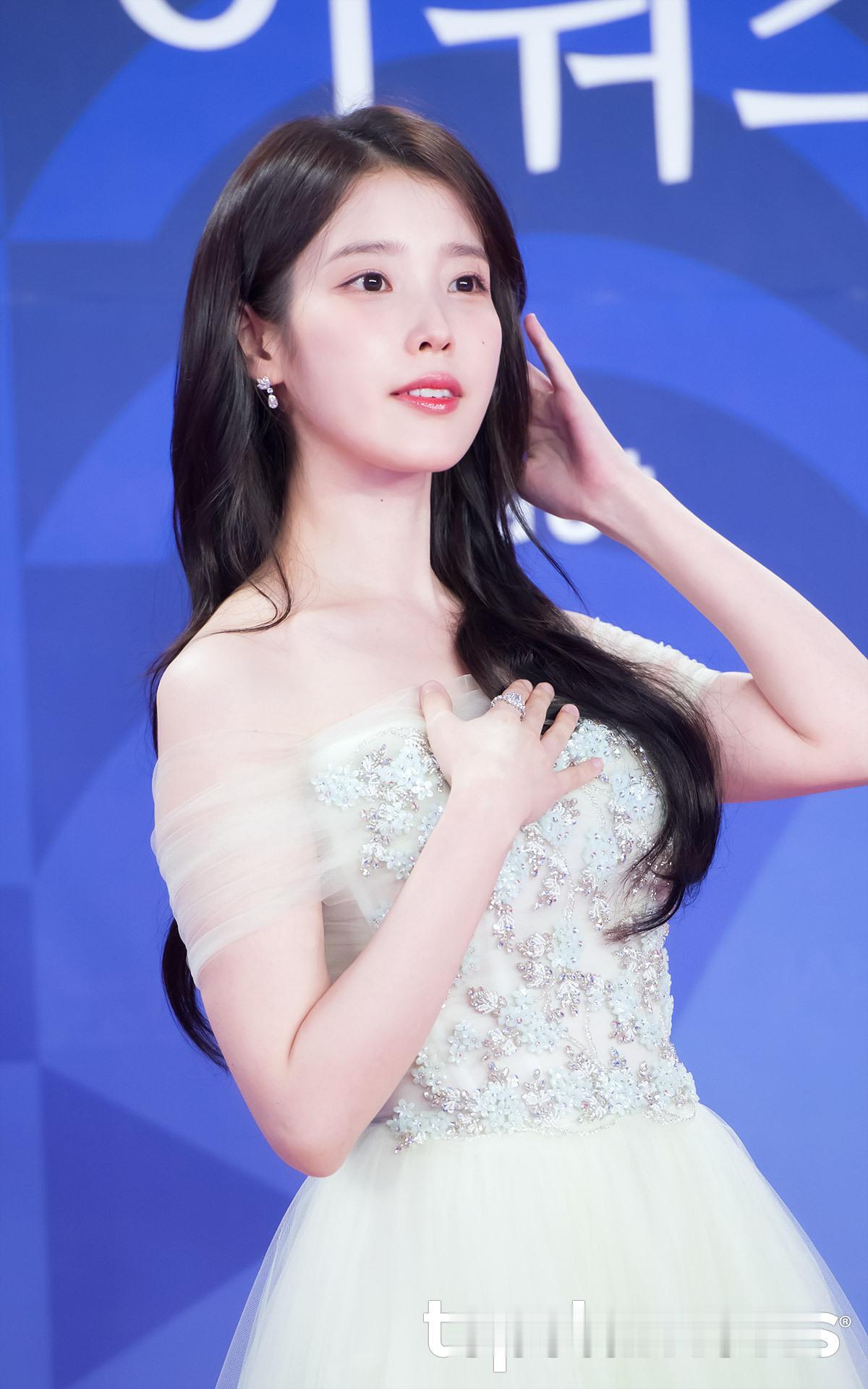 IU李惠利林允儿新闻图【IU李惠利林允儿】洋娃娃女神们……我上下左右全部亲一