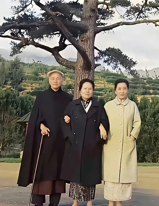 1969年台湾梨山，蒋介石与宋氏姐妹合影，长姐气场压过蒋中正。