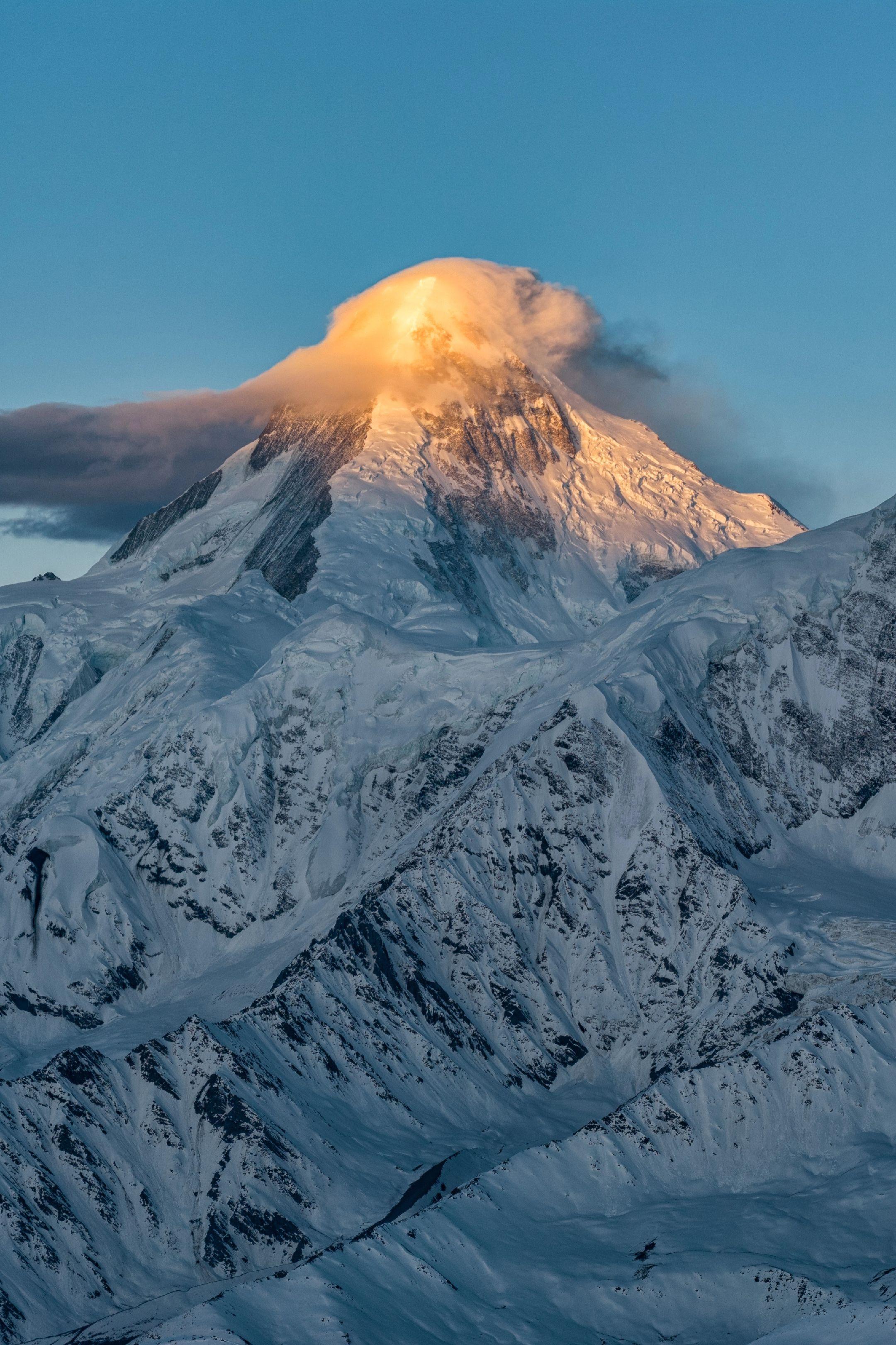 川西的雪山.