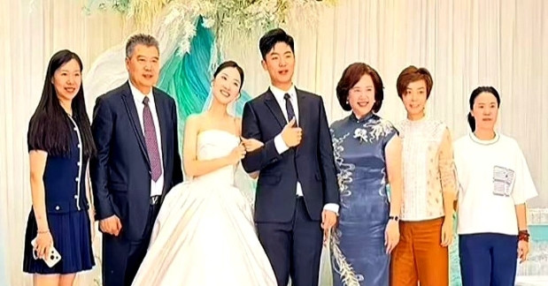 李隼的女婿长得帅，和李隼的女儿很般配。说起来这闺女真是从小就和乒乓球不沾边，