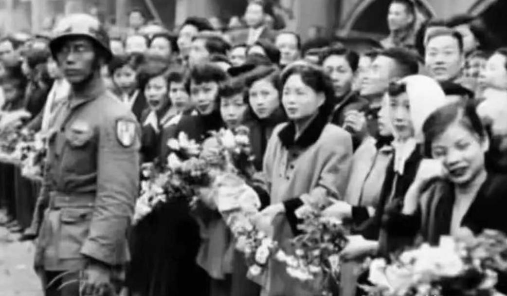 1954年1月23日，选择去台湾的志愿军1.4万名战俘抵达台湾。蒋经国代表老蒋亲