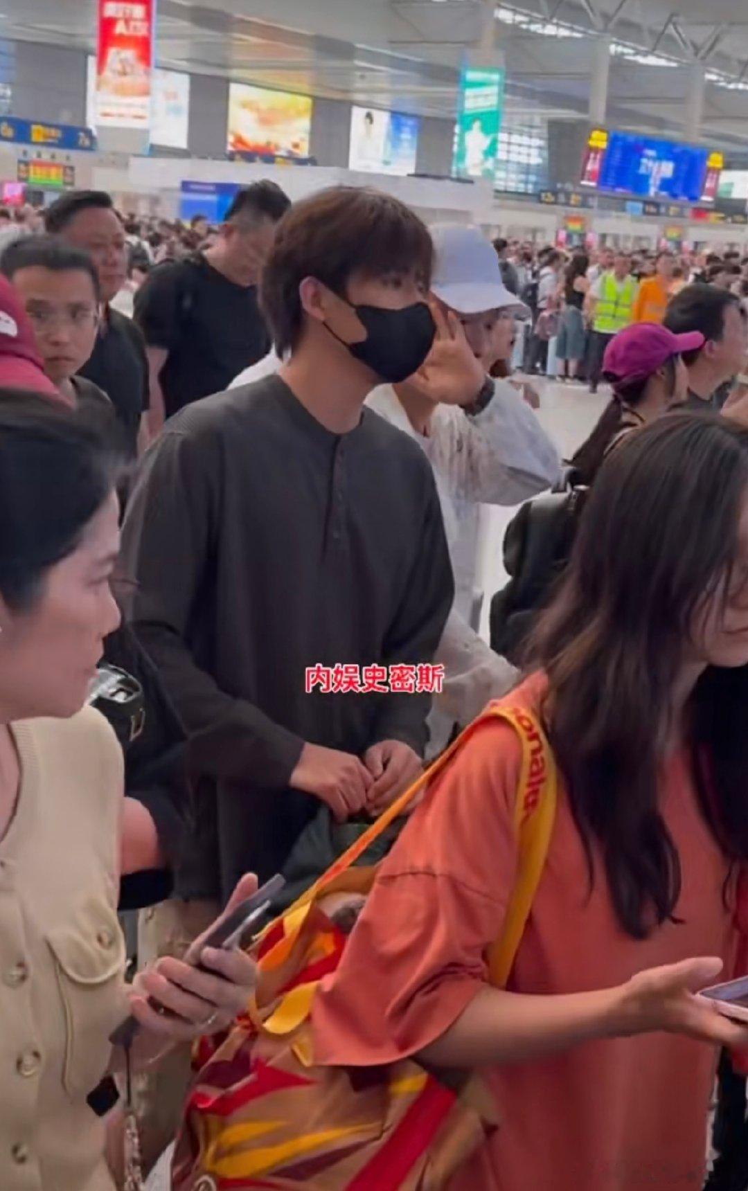 王安宇穿拖鞋坐高铁顺毛小狗太可爱啦！这一身简单穿搭，舒适又帅气，这就是青春少年
