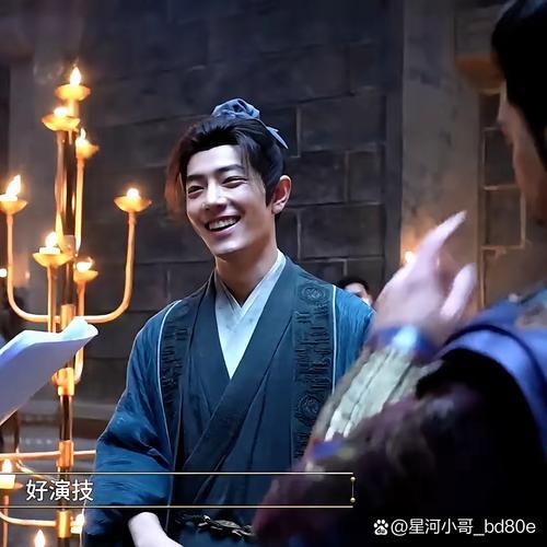 白玉兰晚宴上，肖战与导演曹译文同席吃饭，反差画面十分有趣。满桌佳肴摆在面前，肖战
