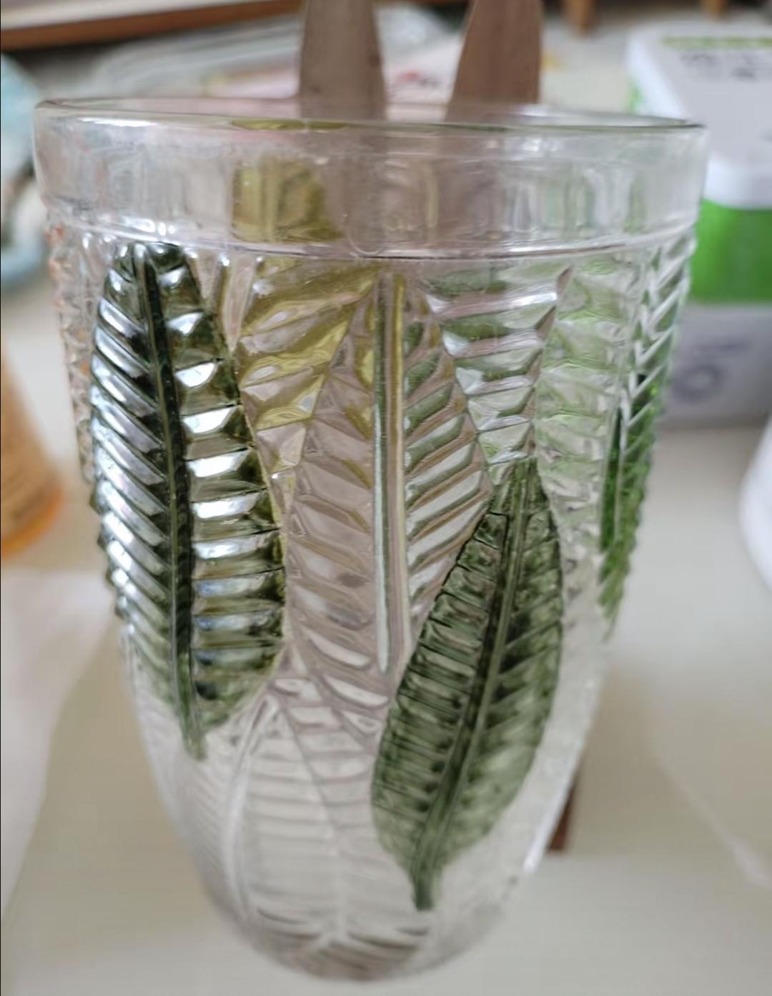 今天早上七点多，我饿得慌就去厨房接水。发现凉白开没了，直接在热水里掺了点自来水，