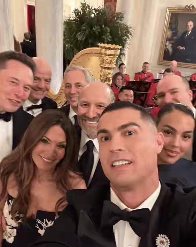 这一刻，梅西心里应该是酸了，这种情绪，不以人的意志为转移。C罗跟着沙特王储来参加