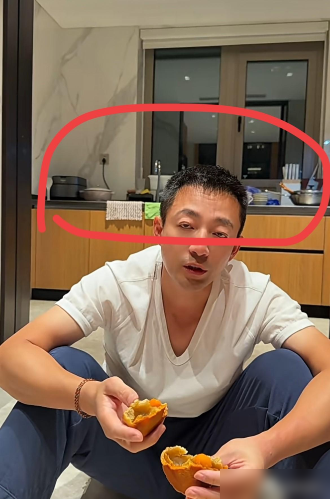 汪小菲家那厨房一曝光，评论区直接炸了。台面上锅碗瓢盆堆得满满当当，连个下手的空地都没有。就这场景，搁