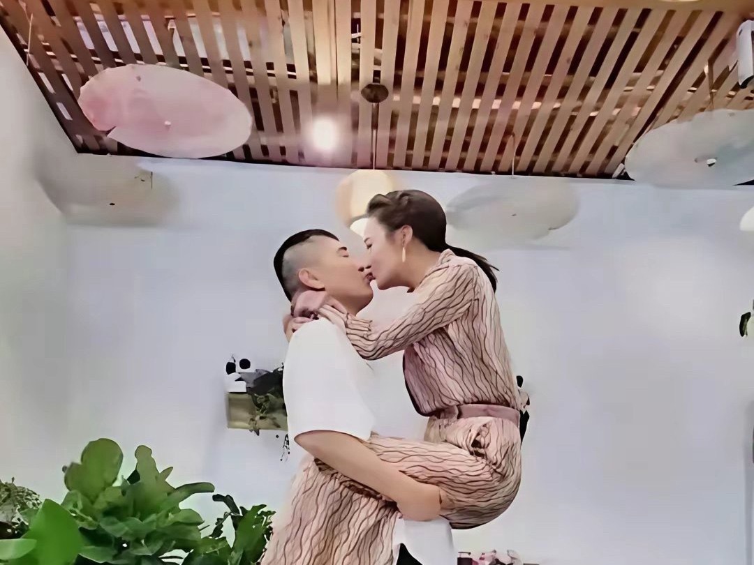 图二的确是蒋勤勤本人但看了图一我吓了一跳，以为是马丽