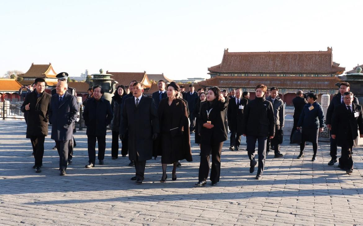 泰国王后苏提达游故宫，婆婆诗丽吉游故宫，这待遇差一目了然！11月17日泰国王后在