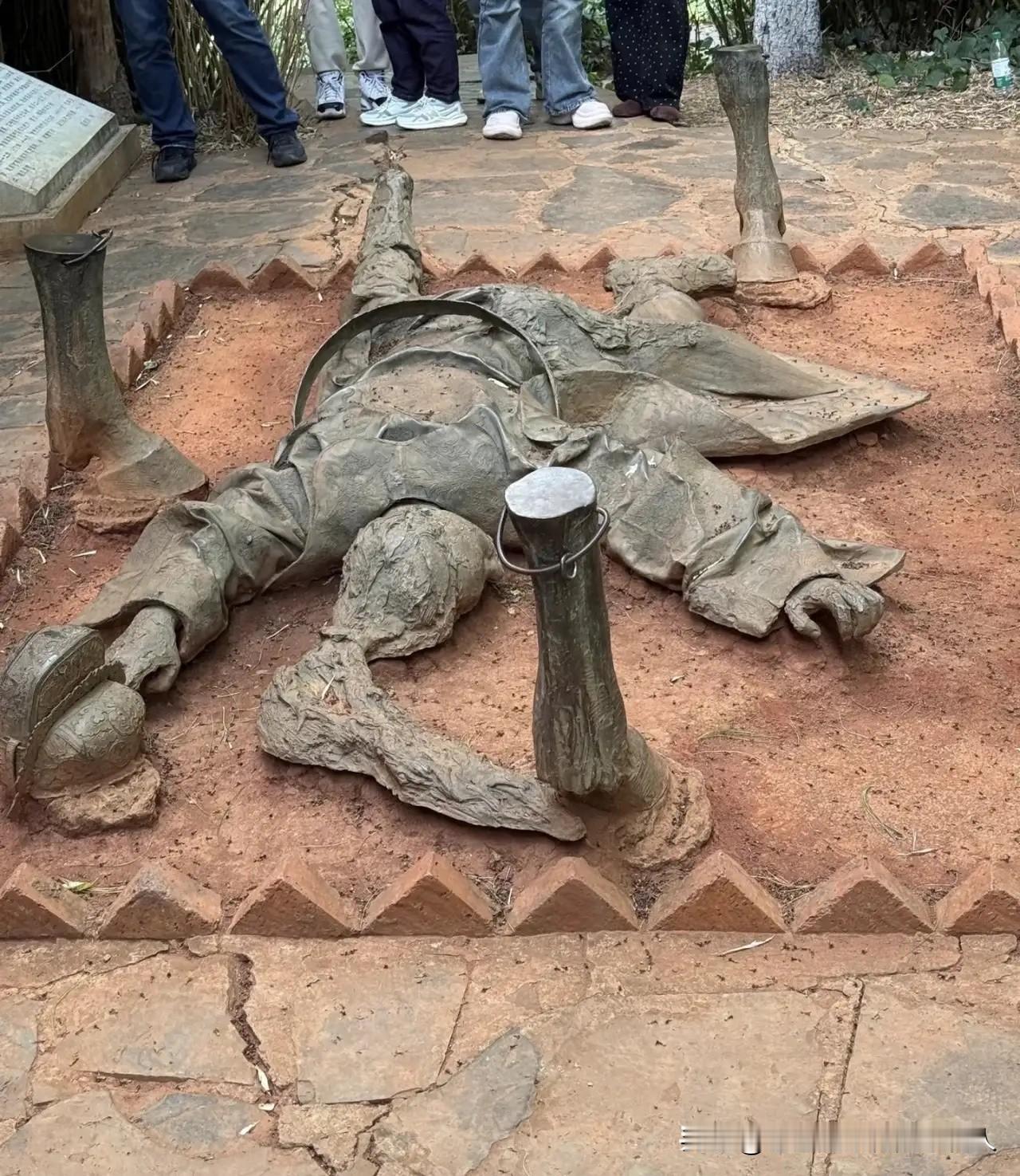 这事儿简直离谱到家了！卖国奸人洪承畴昂首挺胸立雕像，殉国的明永历帝朱由榔却被塑成