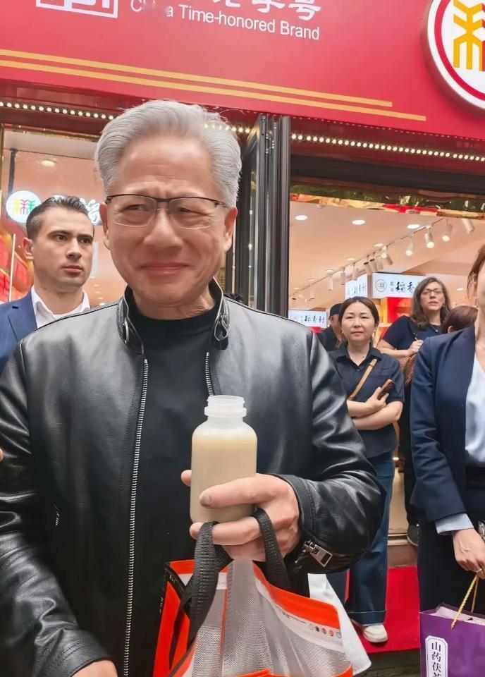 身价千亿也扛不住！黄仁勋被一碗豆汁整破防，这才是最真实的人间烟火这几天刷视频