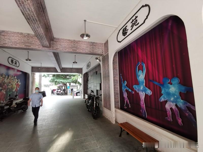 上海楼市的老破小开始搞以旧换新。本质上也是属于拆迁太难。现在开发商那边也很谨