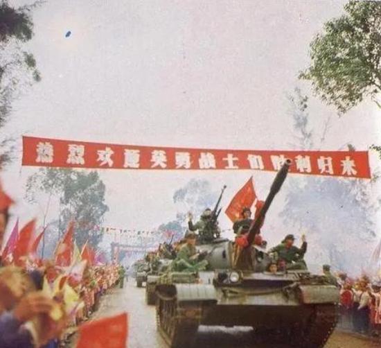 1979年,解放军一名走失的班长正在越南的农田里挖红薯,突然迎面冲过来七八名越军