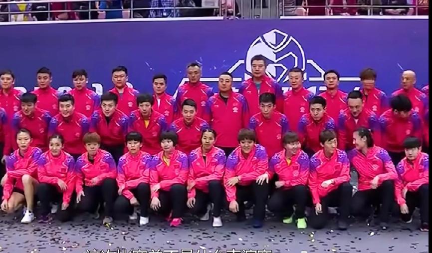 眼力大挑战！你能在这张合影里找到孙颖莎吗？👀宝子们来玩个小游戏！这张珍藏