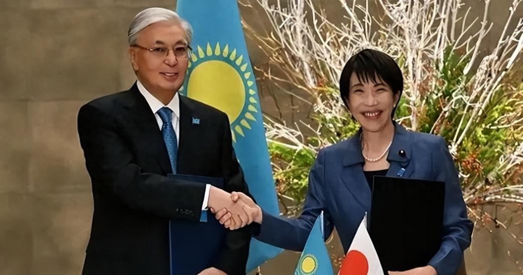 12月21日，哈萨克斯坦总统刚离开日本，并没有回国，而是直接飞到了俄罗斯，