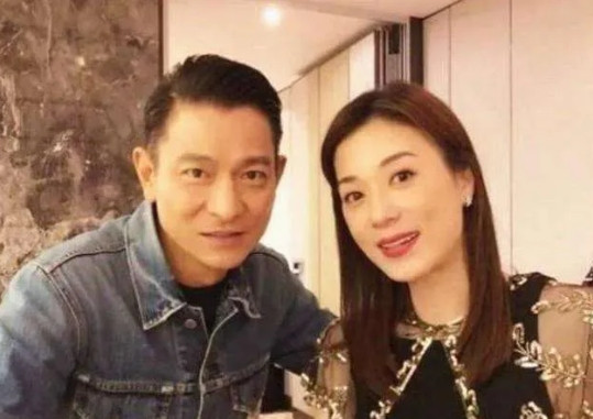 那年，16岁的赖文慧给刘德华伴舞，这一跳就是20多年，如今41岁依旧单身，曾经有