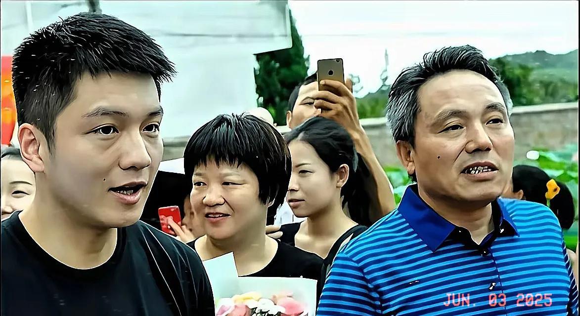 不得不说樊振东也太会长了鼻子以上部分像爸爸鼻子以下部分像妈妈专拣父母的优