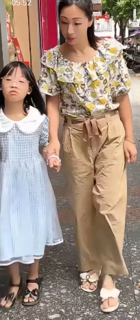 太冷漠了”福建，有一名男子到菜市场买菜，在半路上看到前妻带着女儿走来，小女孩认出
