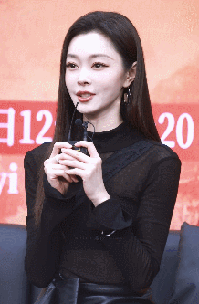 宋轶御姐黑长直宋轶静坐即画报，冷艳御姐气场破屏，这波颜值简直是人间蛊王，姐姐鲨我