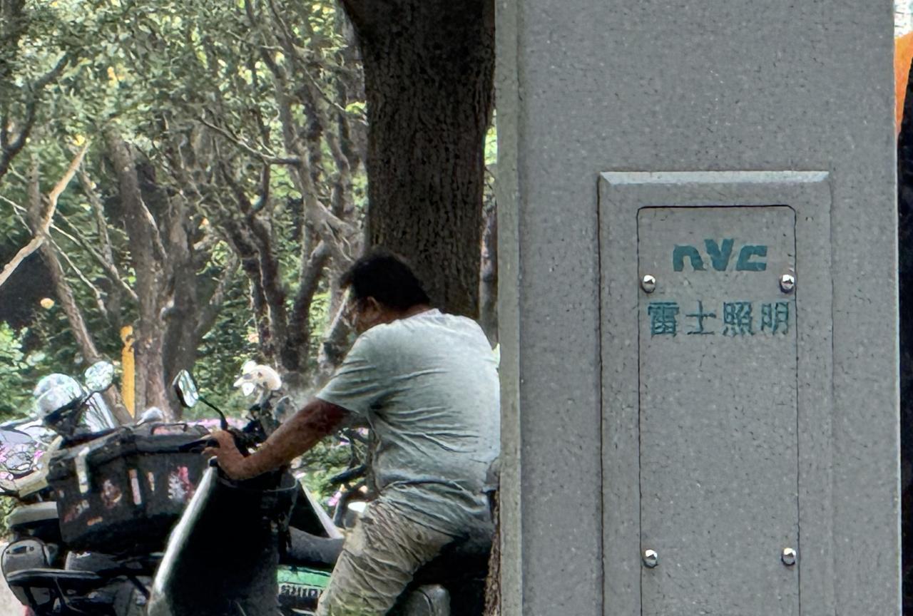 在奥森公园里遛狗，碰到一个陌生人。我刚坐在一个零售店门口的座椅上，他就走到我的身