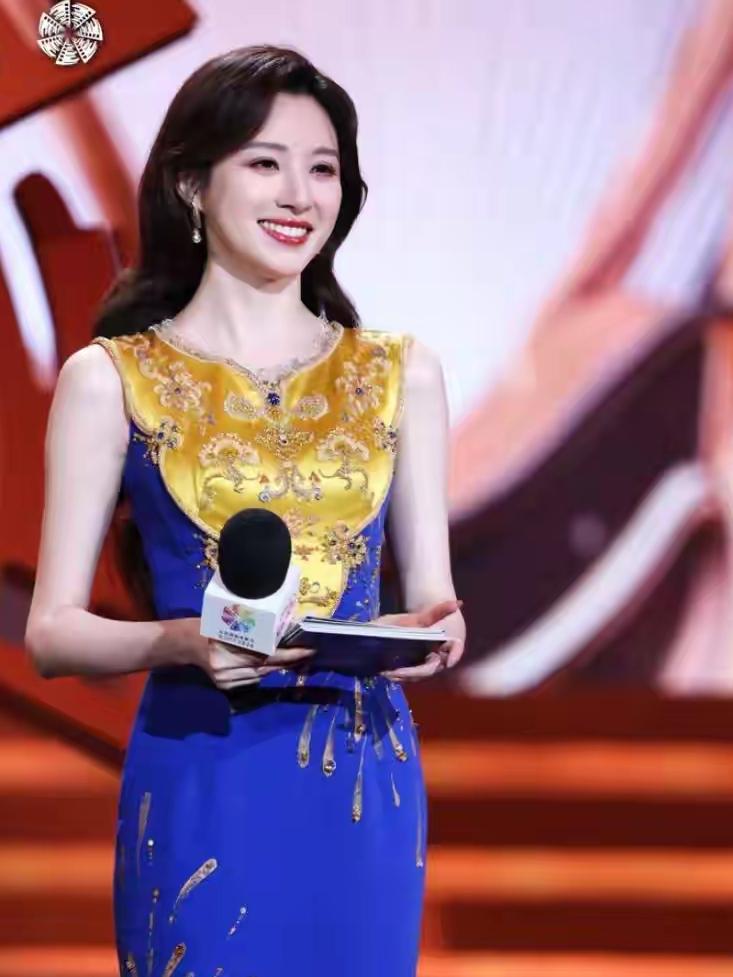 央视主持人马凡舒和蓝羽同框，你觉得谁好看？北京电影节晚会上蓝羽身着带银线刺绣
