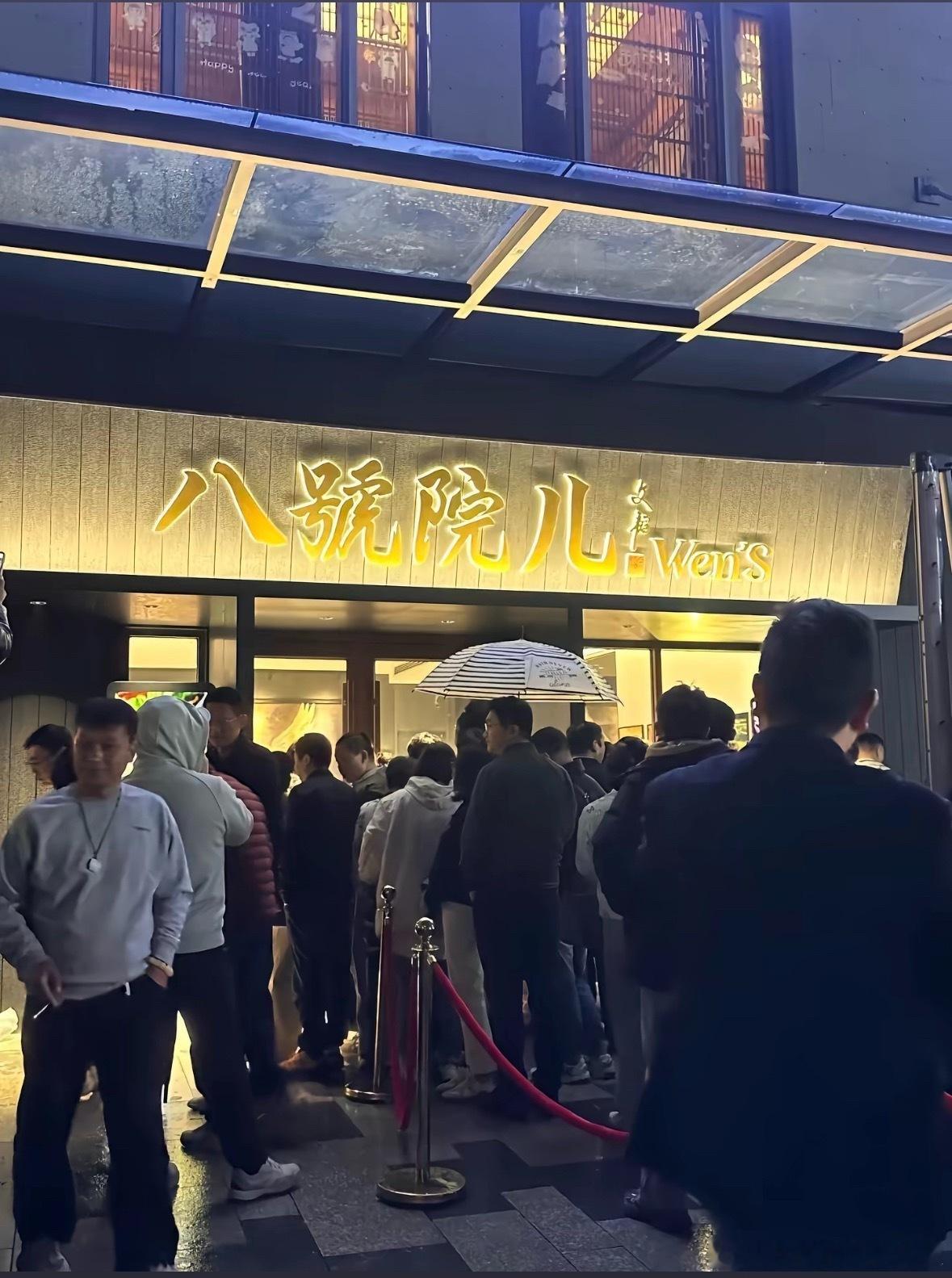 和马伊琍离婚之后，文章演艺事业受挫现在在上海开了家陕西面馆儿这几天火.爆的很，有