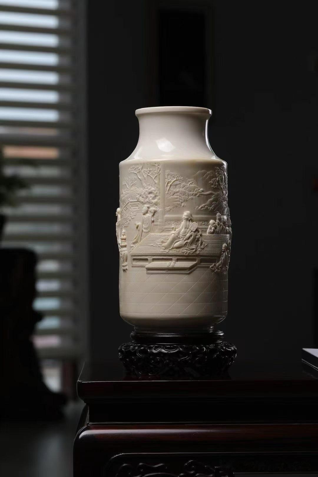 把北宋李公麟的《维摩演教图》化作猛犸浮雕，平面画卷便有了立体的深浅与光影。人物神