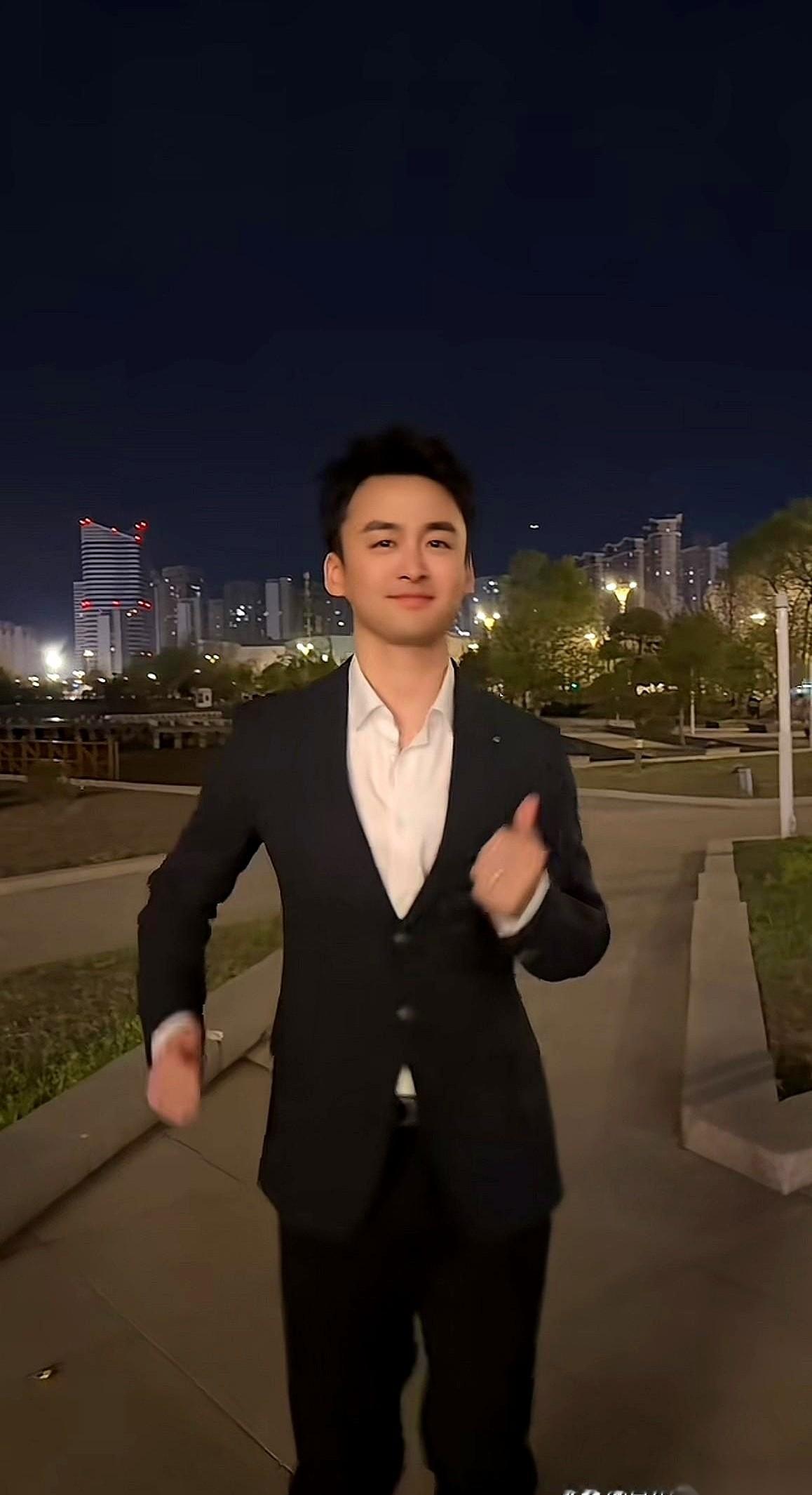 现在的明星，好像都急着干一件事——亲手把自己的“人设”给撕了。陆毅，身高180
