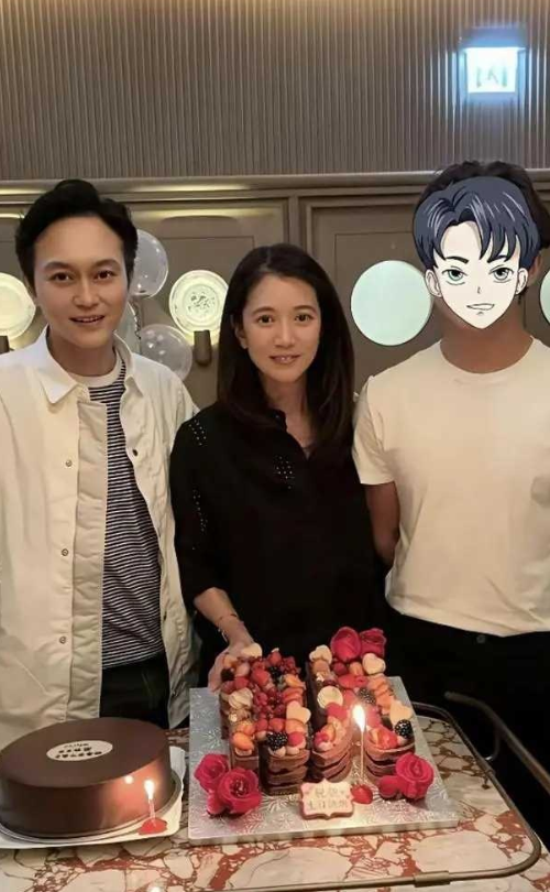 张智霖机场送子落泪！硬汉父亲的柔情藏不住张智霖机场送子留学，因工作早退，强忍不