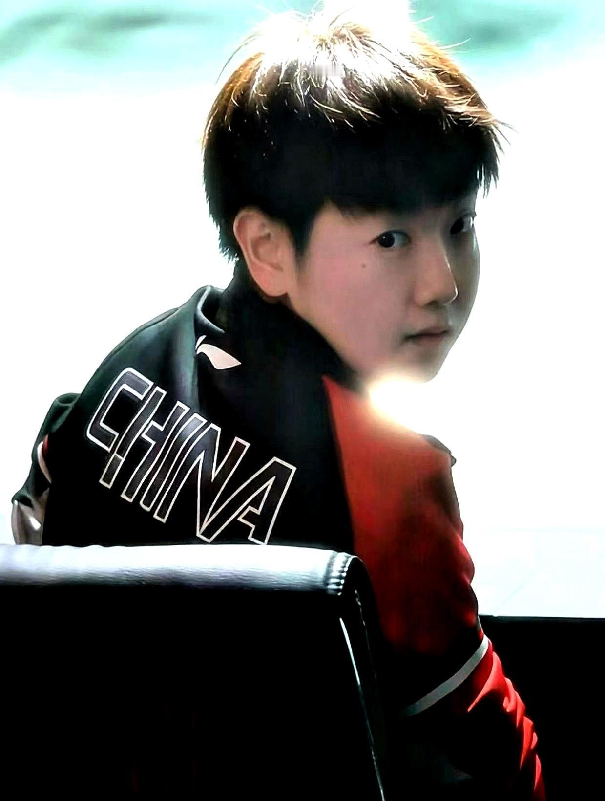 她左手无名指那枚戒指，没有官宣，没有合影，却让所有人瞬间闭嘴。你仔细看，那