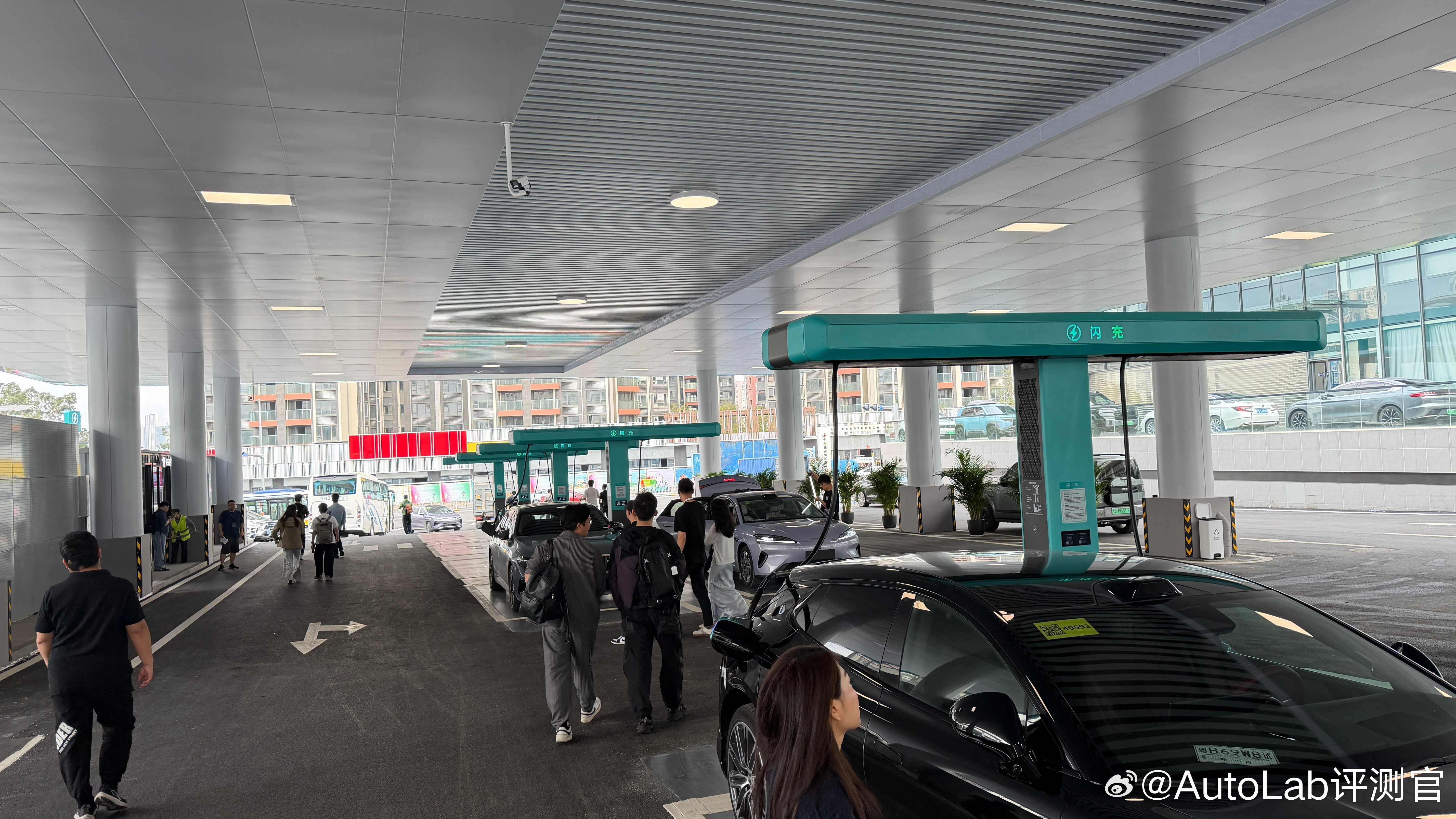 比亚迪在深圳的兆瓦闪充站，这规模比加油站不小了，有休息室，便利店、卫生间，站里有