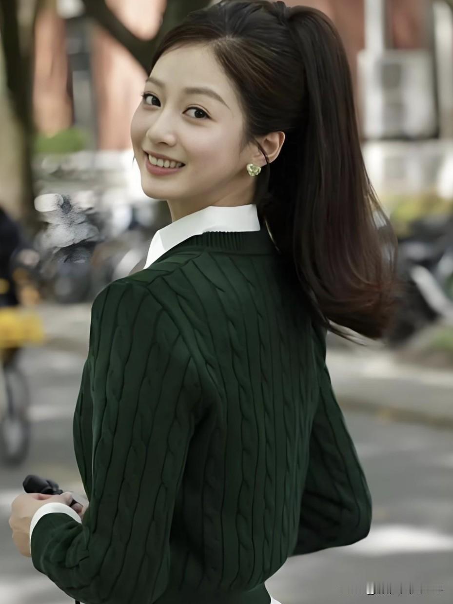 央视主持人的后备力量[赞][赞][赞]真漂亮，第二个董卿的感觉[赞]女央视主持人