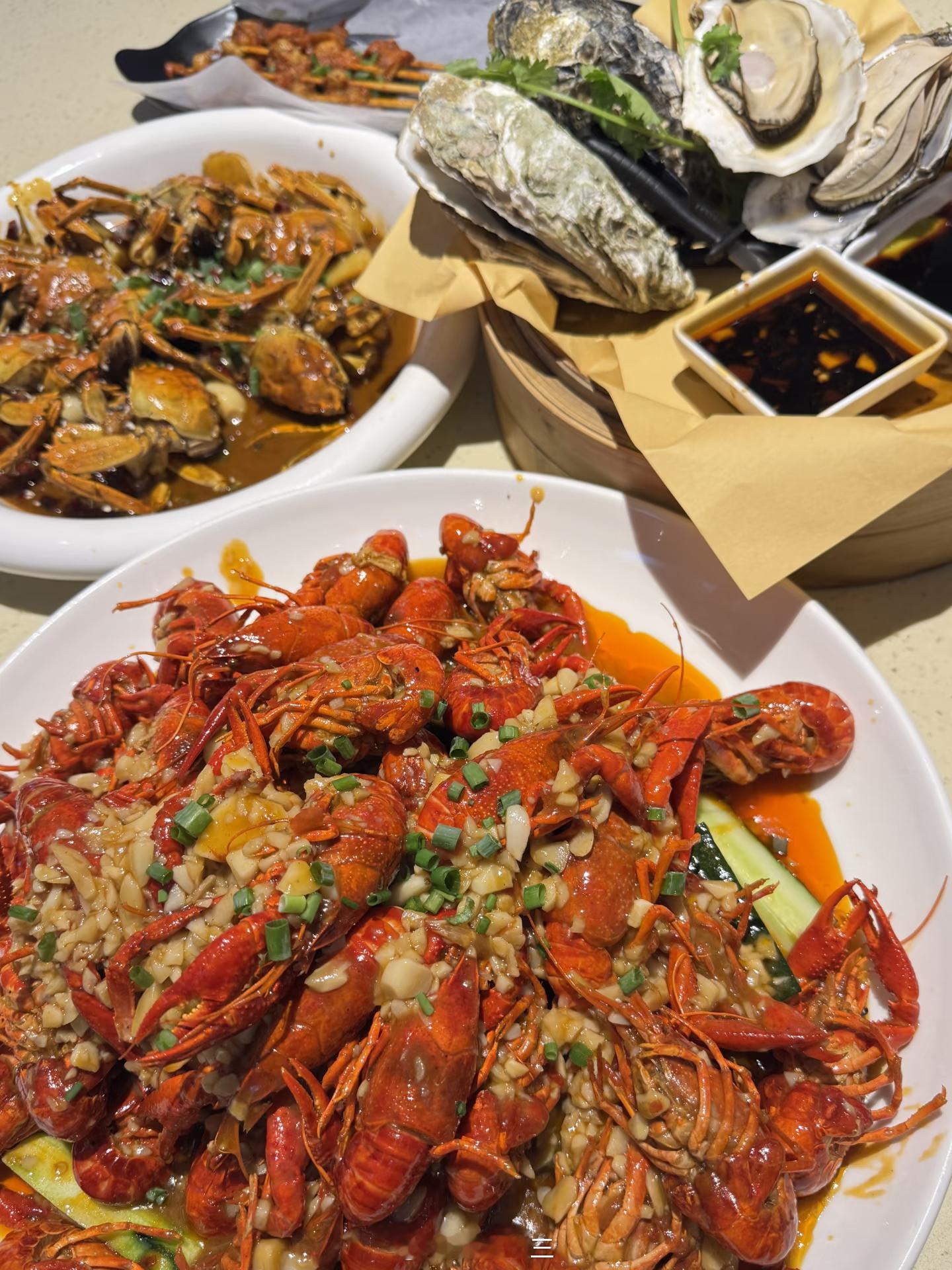 周末愉快！小龙虾香辣蟹食材都很新鲜高压锅生蚝真的没得说。牛市宵夜，可以吗？