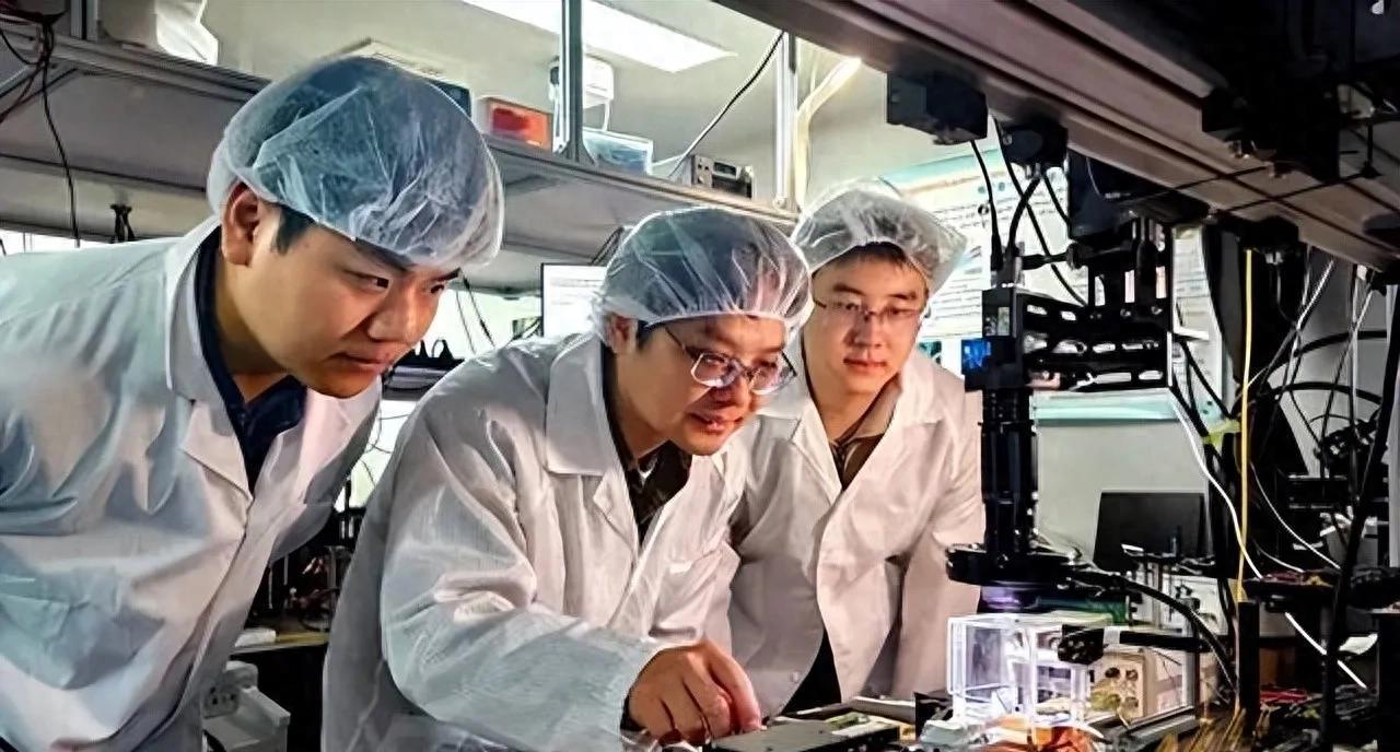 中国亮出新王牌，比稀土更稀罕的高新科技出手，美国的芯片制裁再也不好使了！随着美