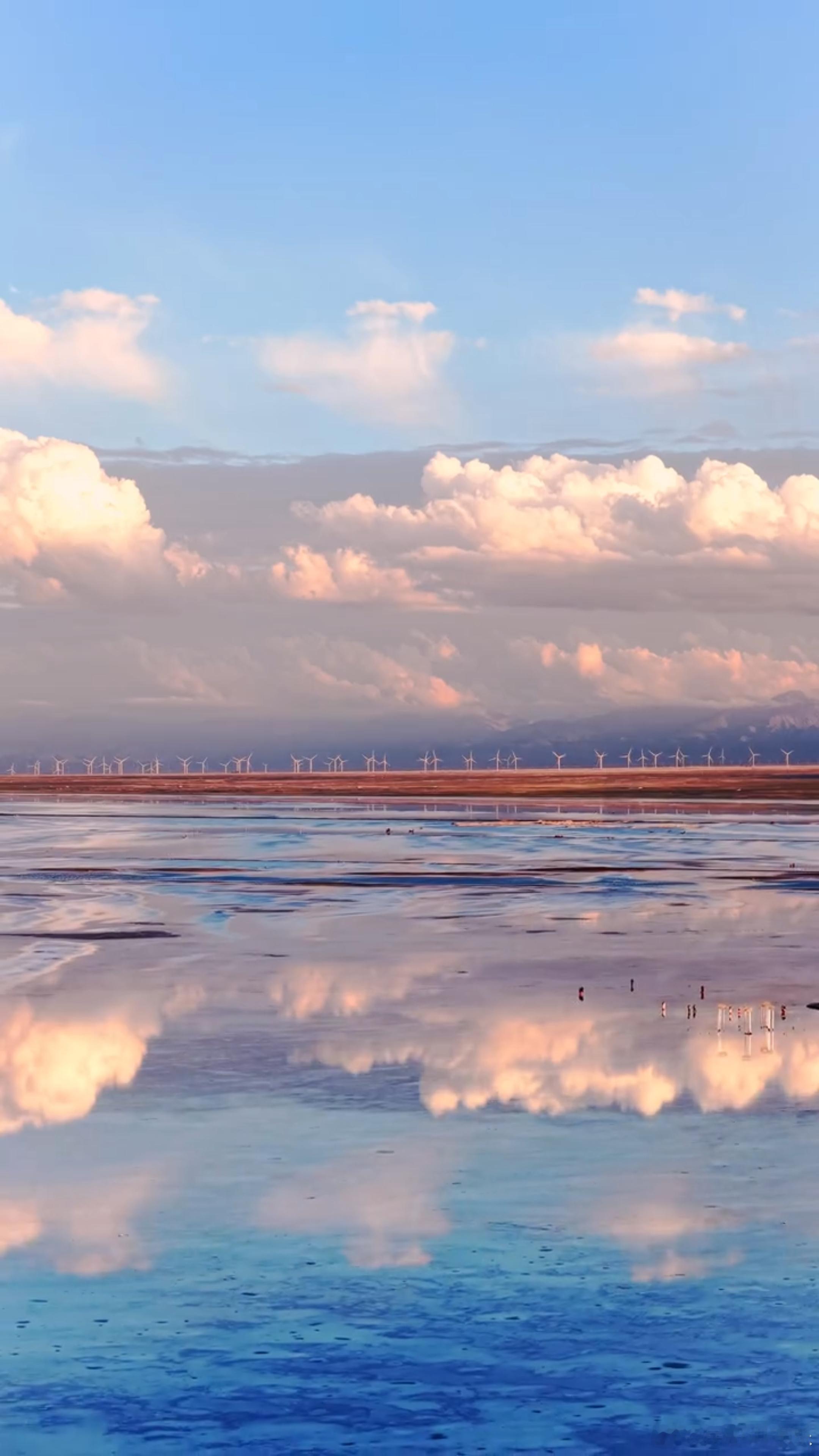 上班暂停去茶卡盐湖摸鱼☀️阳光洒在茶卡盐湖，镜面倒影美到窒息，游鱼万花镜增添梦幻
