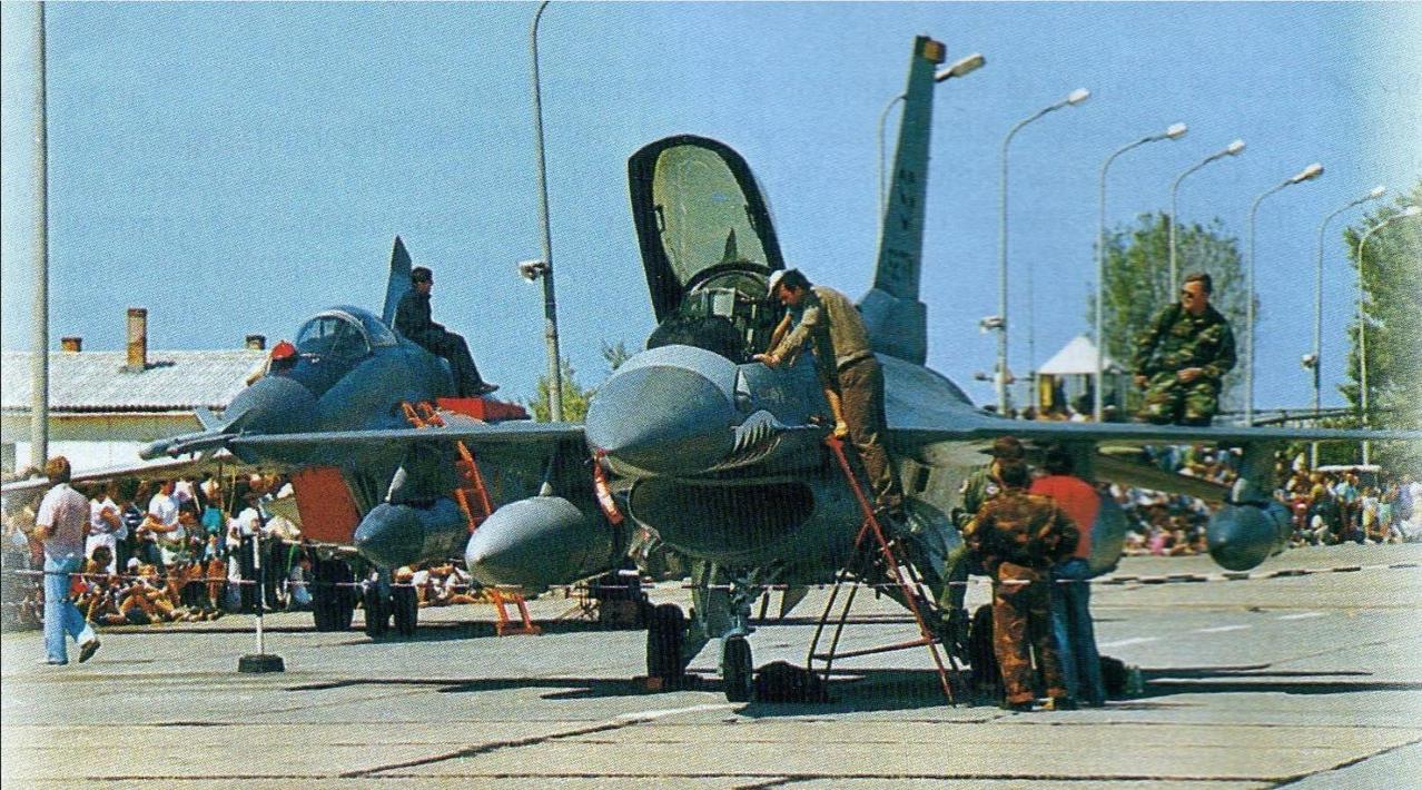 F-16和米格-29战斗机同框，非常难得，是1990年的匈牙利凯奇凯梅特航展