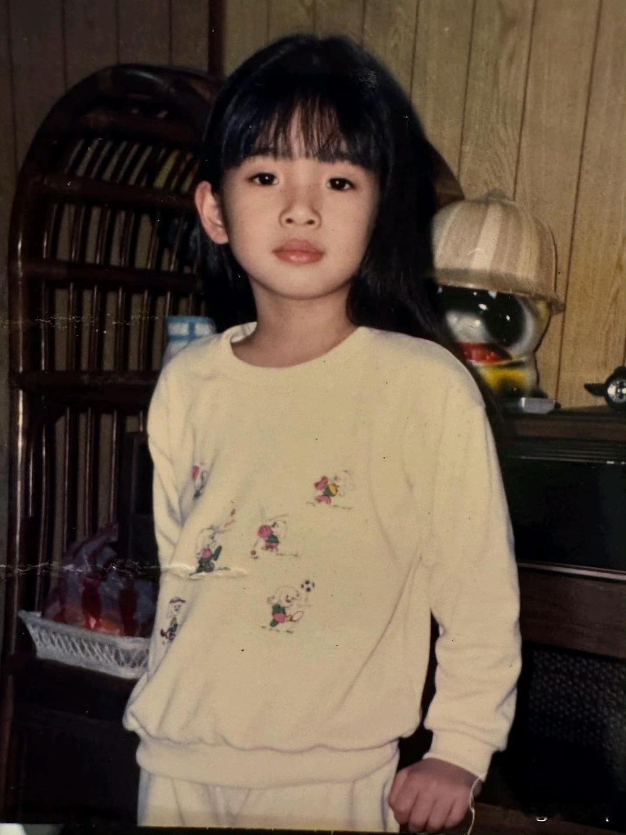 这是林依晨的童年照，打小就拥有肉嘟嘟的小嘴唇，很可爱呀。