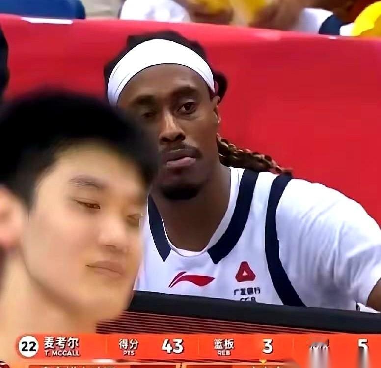 广东队外援麦考尔这事，真是绝了。离队的通知书据说都打印好了，油墨味儿还没散干净