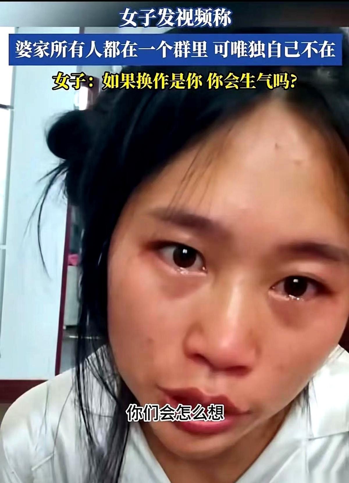 沙发上，男人仰着脖子划拉手机，嘴角时不时往上咧。妻子顺势凑过去扫了一眼，目光瞬