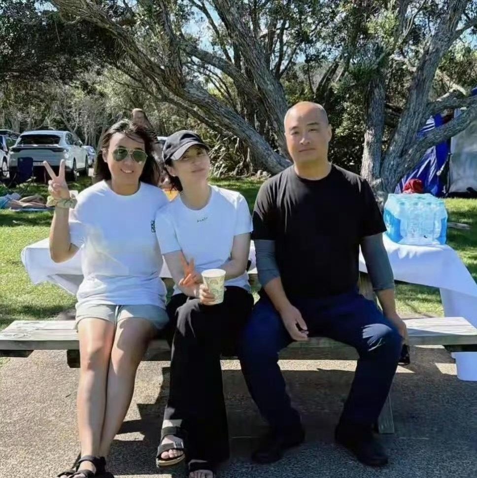 50岁蒋勤勤在新西兰和朋友到公园野餐吃烧烤，她状态看起来太好了