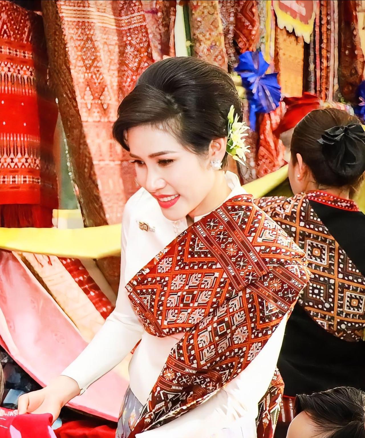 诗妮娜贵妃妩媚动人，大红唇造型有女人味2020年11月28日，诗妮娜贵妃现身卡