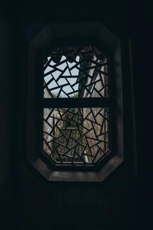 上联：疏窗听雨观花落；下联：曲槛吟风待月归。