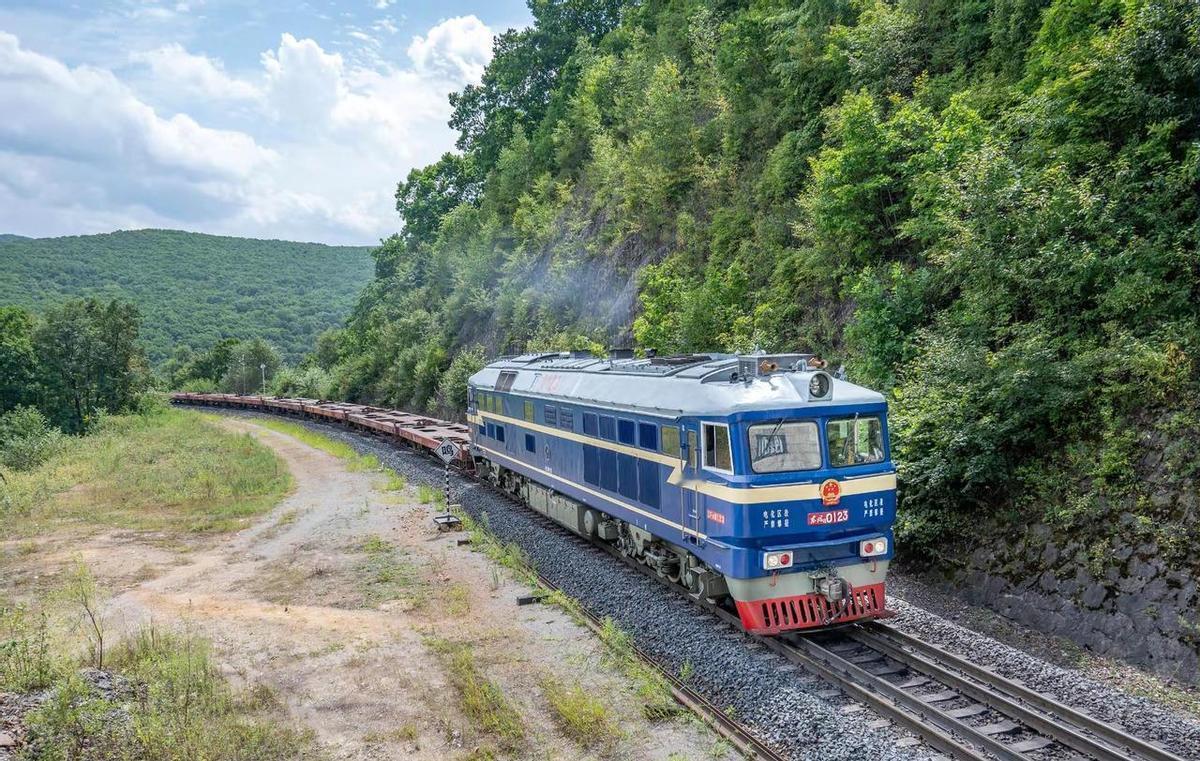 DF8拉中欧班列，没电也不怕。北方冻土坡陡，电力机车犯怵，它吭哧吭哧就上去了。