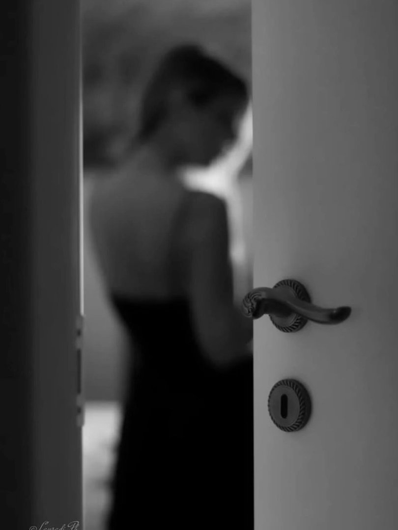 让人极不舒服的9种低情商：一、嘴毒。说话像刀子，专挑人痛处扎。你胖他说猪，你矮他